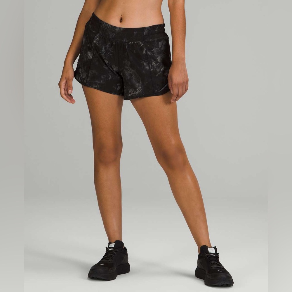 Lululemon Hotty Hot Low-Rise Lined Short 2.5"
